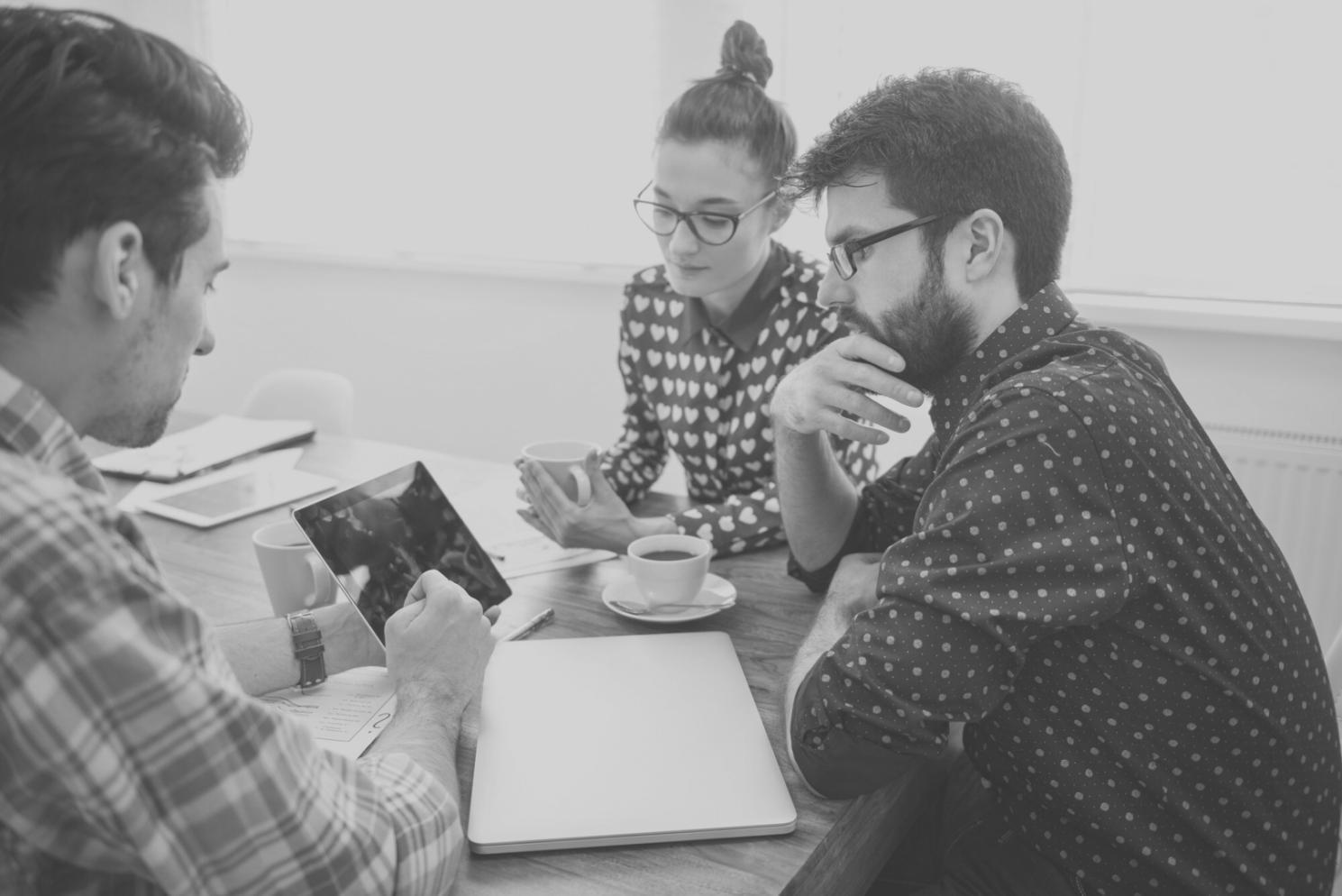 Sessione di pianificazione strategica con strumenti creativi